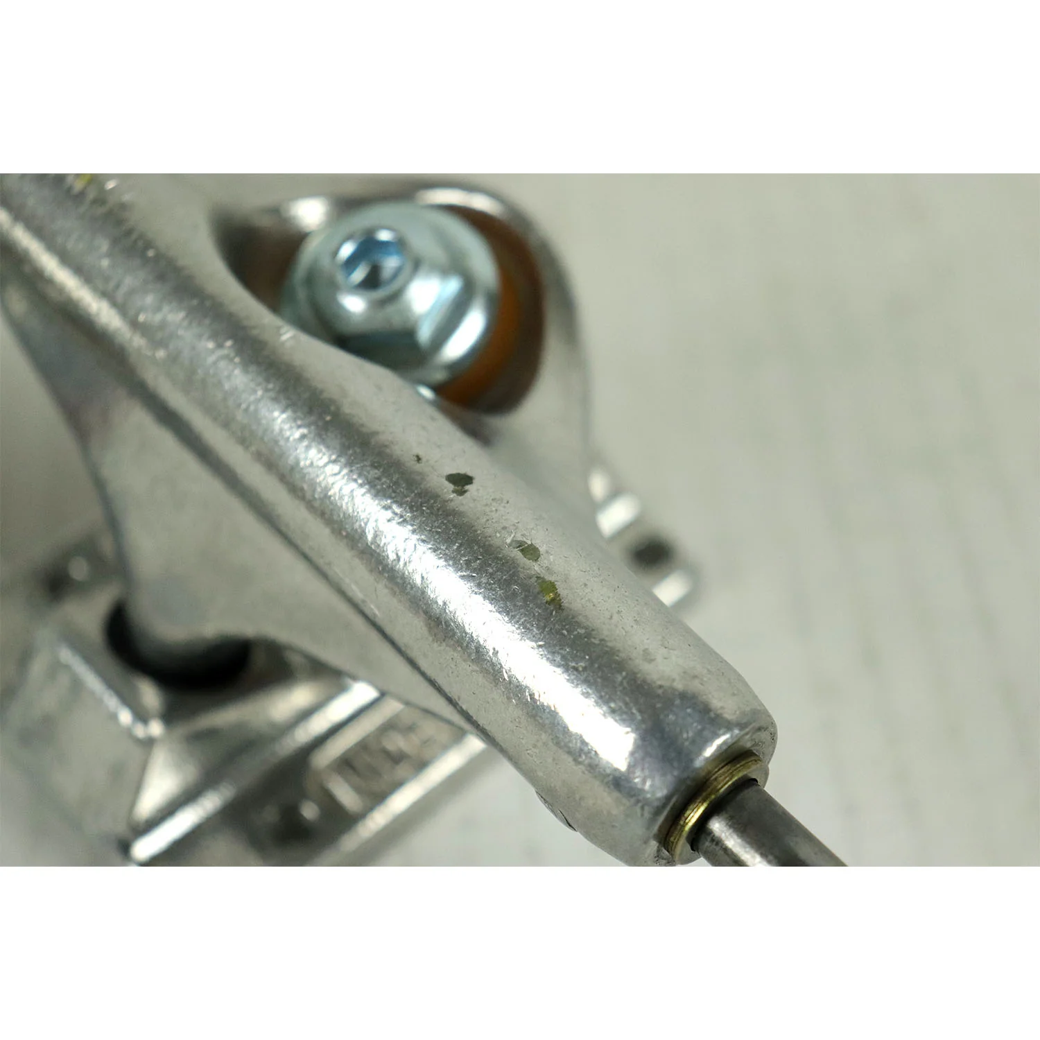 Blem Independent Skateboard Trucks Mids Silver 129 (7.6") - Image 2