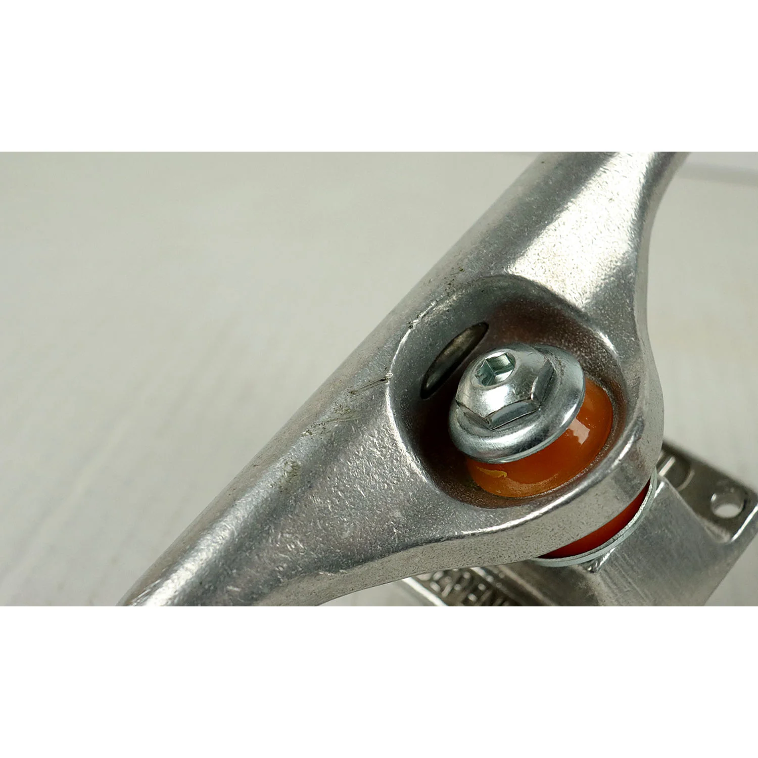 Blem Independent Skateboard Trucks Mids Silver 139 (8.0") - Missing Hardware - Image 3